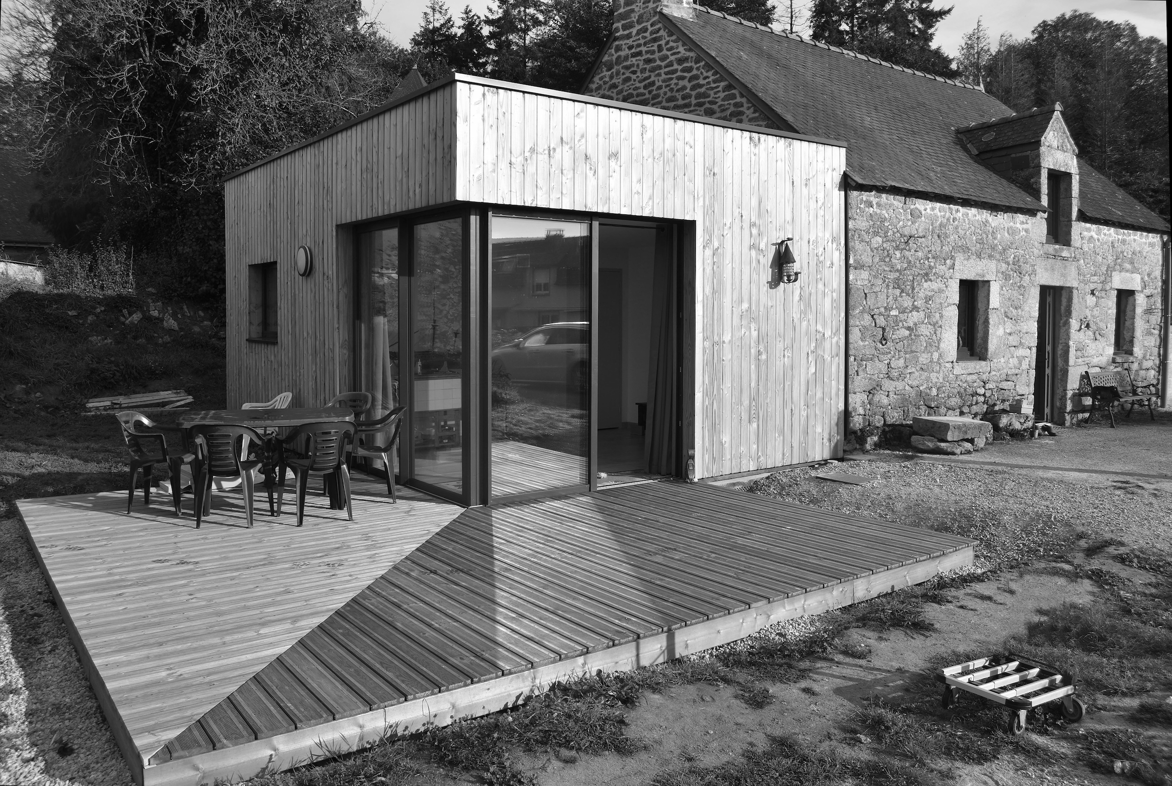 Une petite extension en ossature bois sur un cottage en pierre