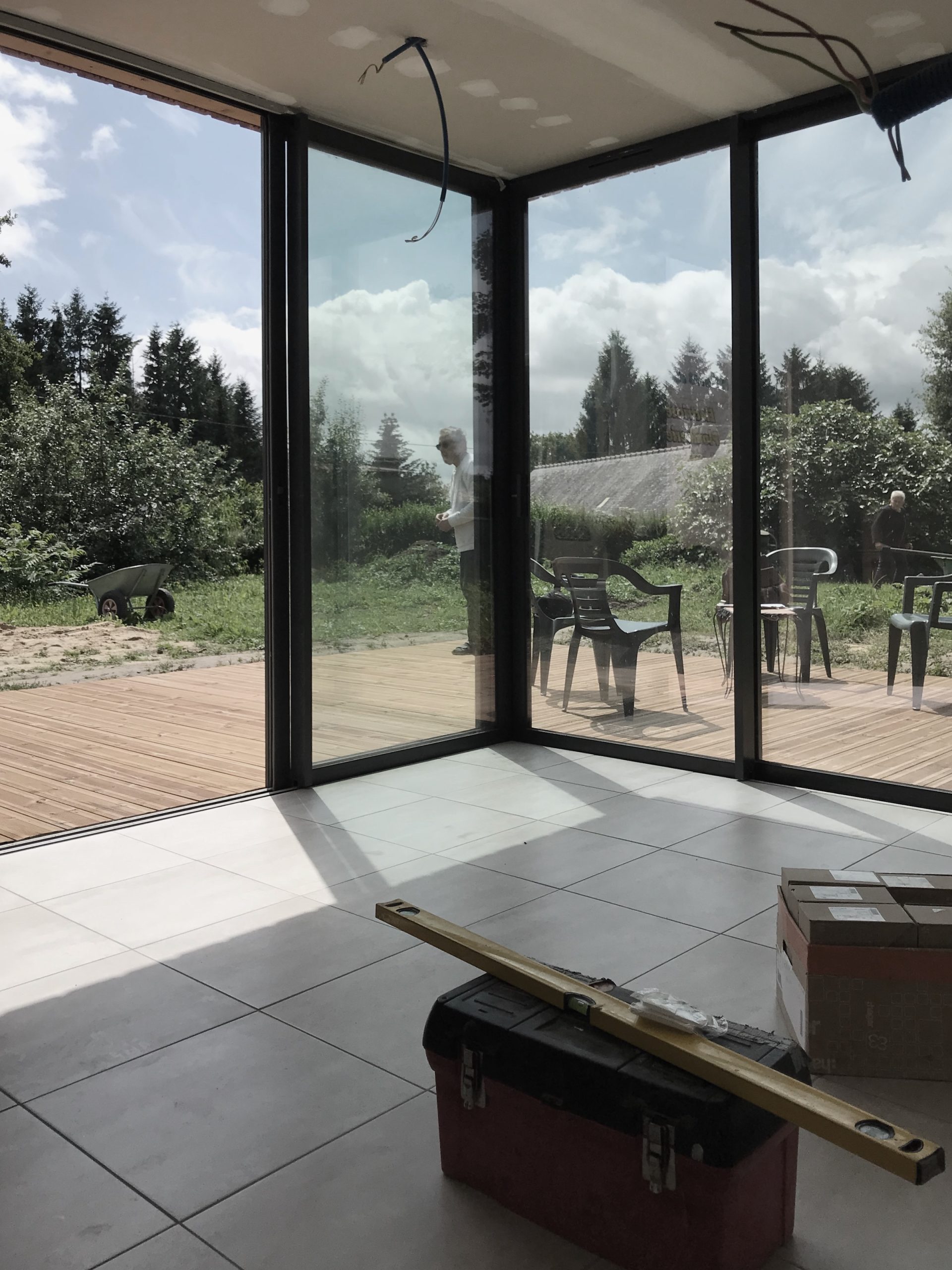 Vue sur le jardin et la terrasse depuis l'intérieur de la nouvelle extension bois