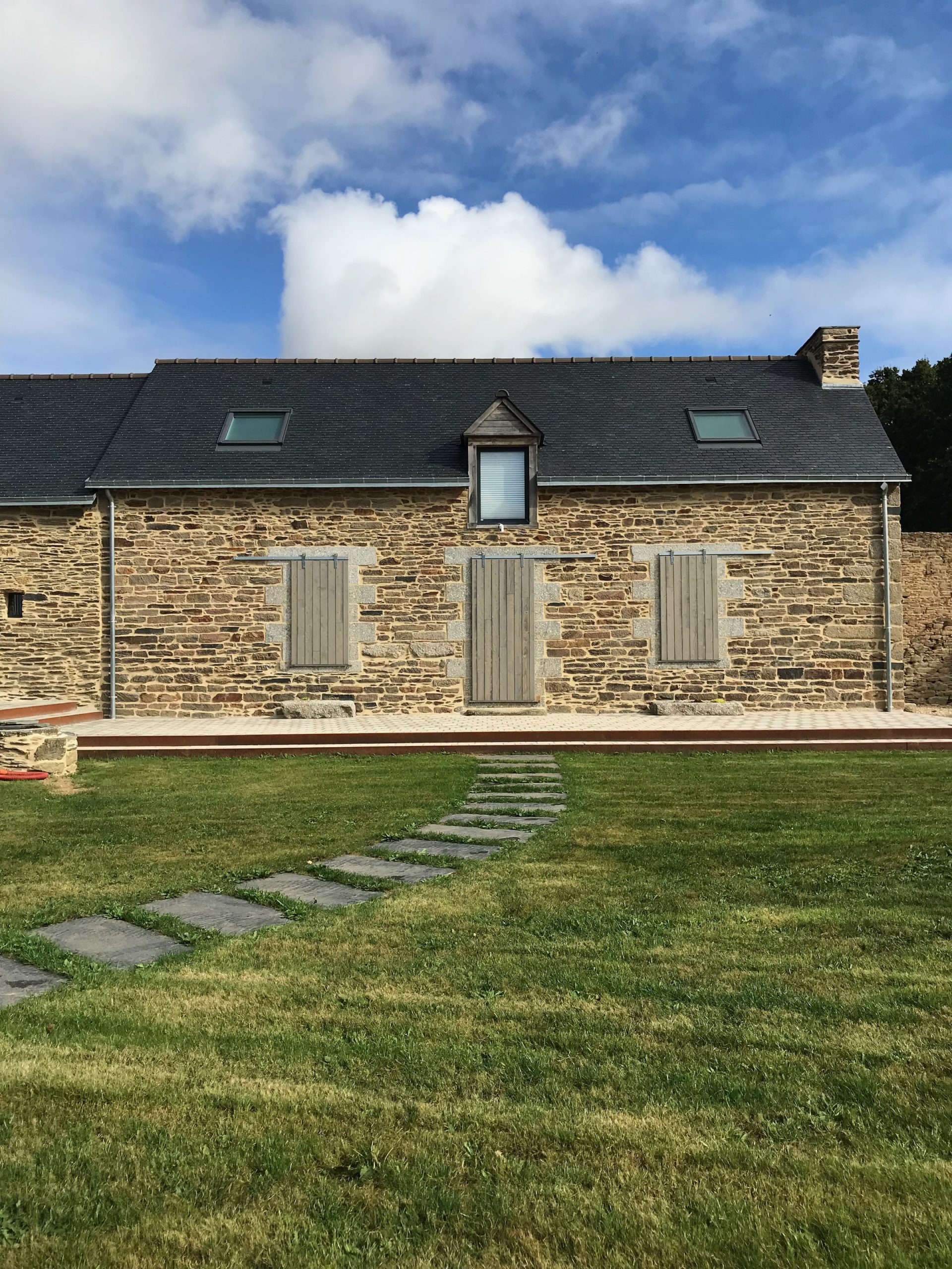 Vue extérieure de la maison principale et des terrasses et les volets coulissants en cyprès