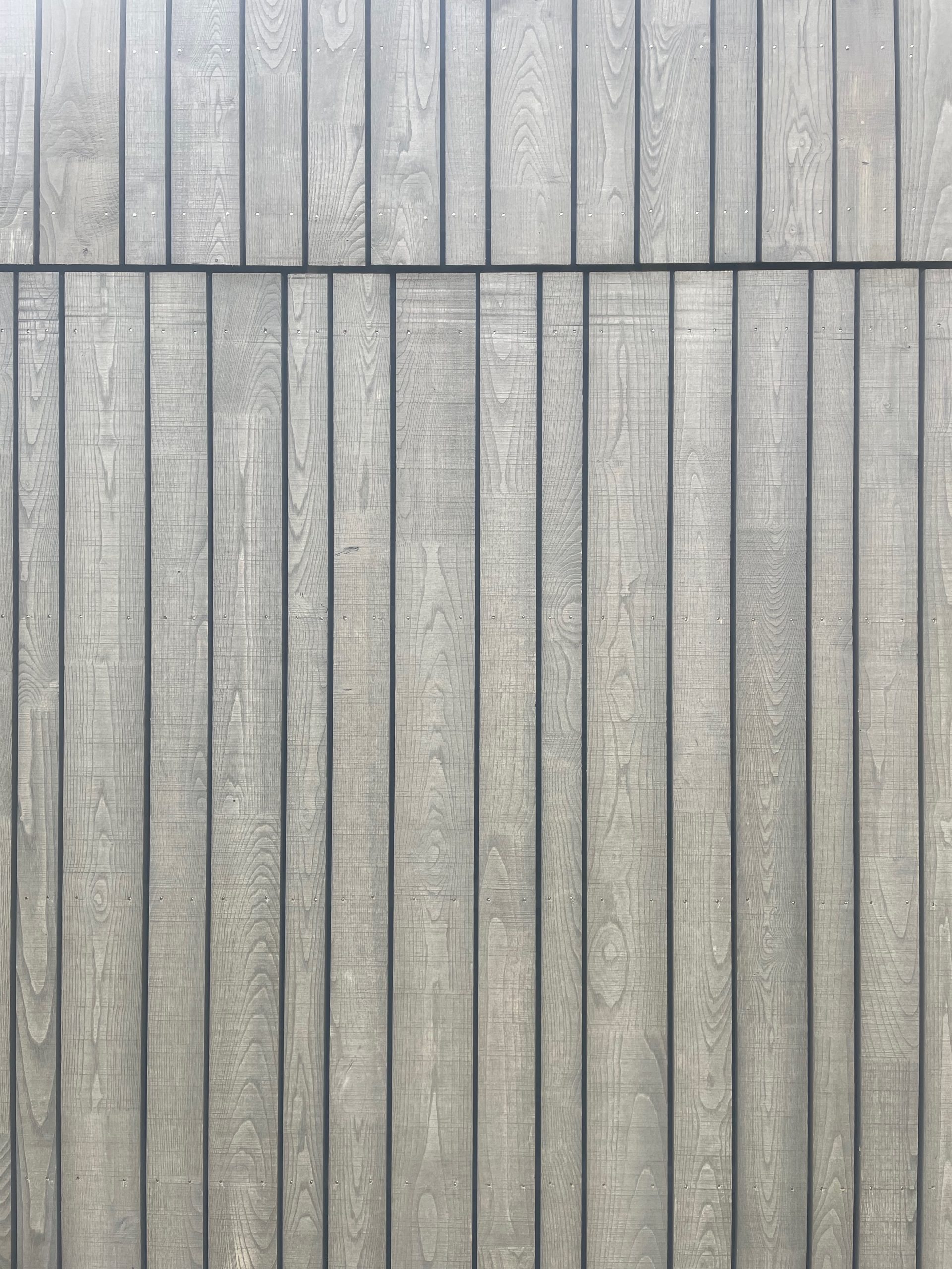 Chestnut cladding by RAHUELBOIS treated with environmentally friendly, solvent-free, oils which penetrate the timber, revealing its grain and specific characteristics.