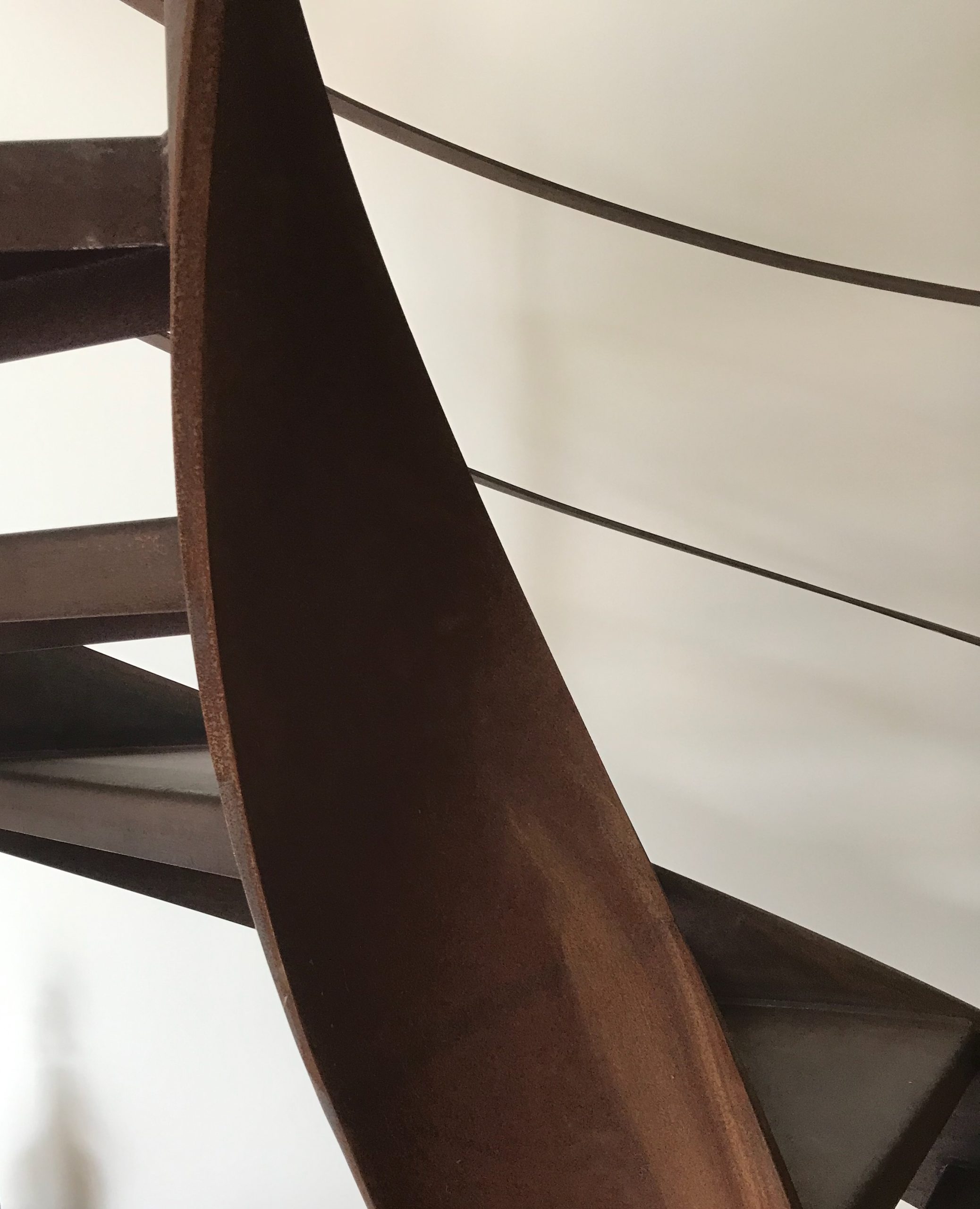 Détail de la courbure : escalier hélicoïdal en acier Corten