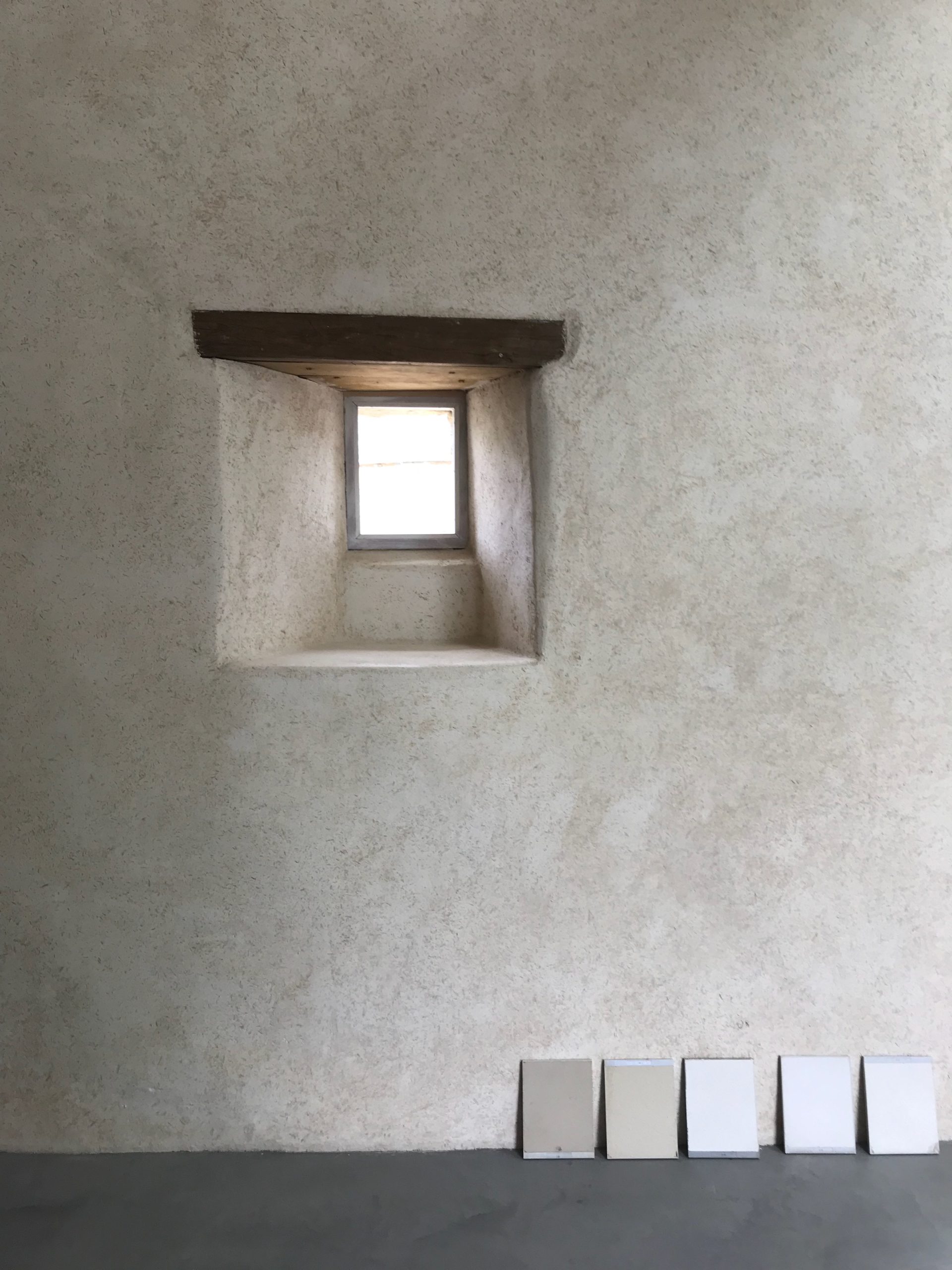 Enduit chaux-chanvre permettant aux murs de "respirer" tout en conservant les courbes douces des tableaux de fenêtres